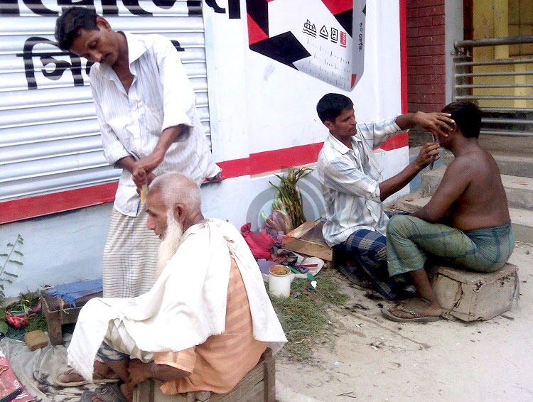 সেলুন-পার্লারের ভিড়ে দেখা মেলে না ভ্রাম্যমাণ নাপিতের