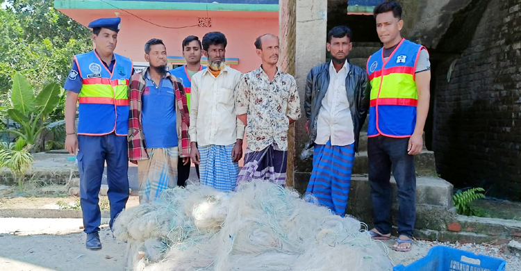 শিবচরে জাটকা শিকারের সময় ৪ জেলে আটক