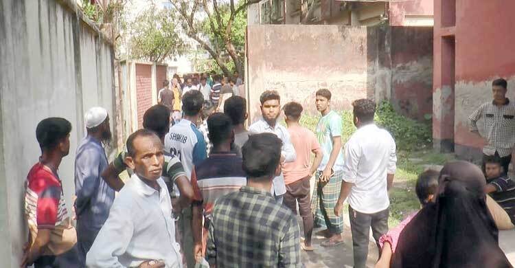 গ্যারেজ থেকে বের করার সময় মাহিন্দ্রা উল্টে নিহত ২