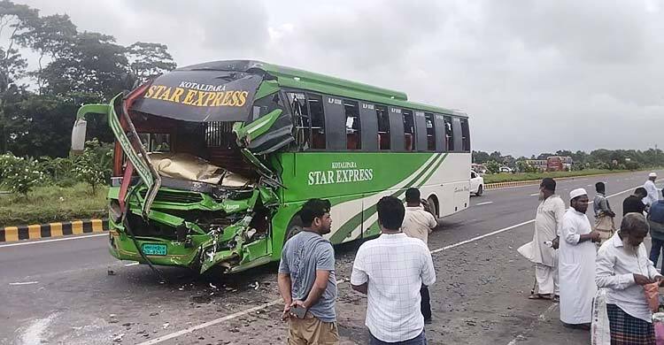 মাদারীপুরের যাত্রীবাহী দুই বাসের সংঘর্ষ, আহত ৮