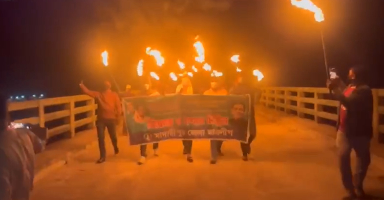 মাদারীপুরে মধ্যরাতে হেলমেট-মাস্ক পরে নিষিদ্ধ ছাত্রলীগের মিছিল