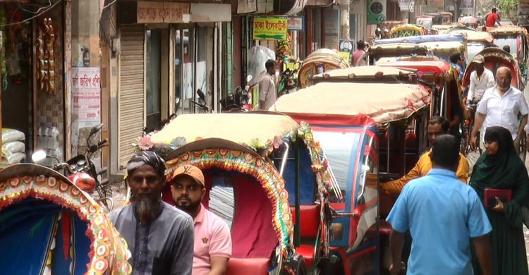 সড়কে ইজিবাইক-রিকশার জটলা, যানজটে দুর্ভোগ