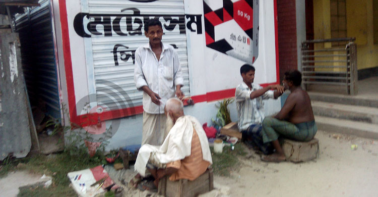 সেলুন-পার্লারের ভিড়ে দেখা মেলে না ভ্রাম্যমাণ নাপিতের
