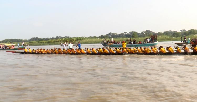 আড়িয়াল খাঁ নদে নৌকাবাইচ দেখতে হাজারো মানুষের ভিড়