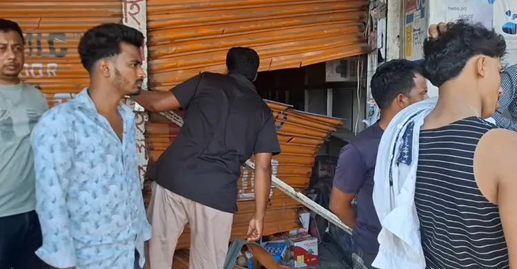 আধিপত্য বিস্তার নিয়ে দুই গ্রুপের সংঘর্ষ, শতাধিক ককটেল বিস্ফোরণ