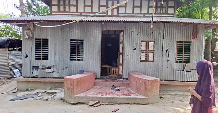 আধিপত্য বিস্তার নিয়ে দুই গ্রুপের সংঘর্ষ, শতাধিক ককটেল বিস্ফোরণ