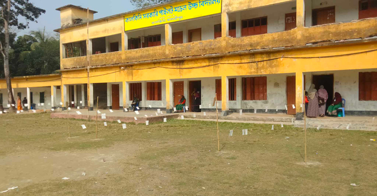 মাদারীপুরের বেশিরভাগ ভোটকেন্দ্র ছিল ফাঁকা, বাইরে ভিড়