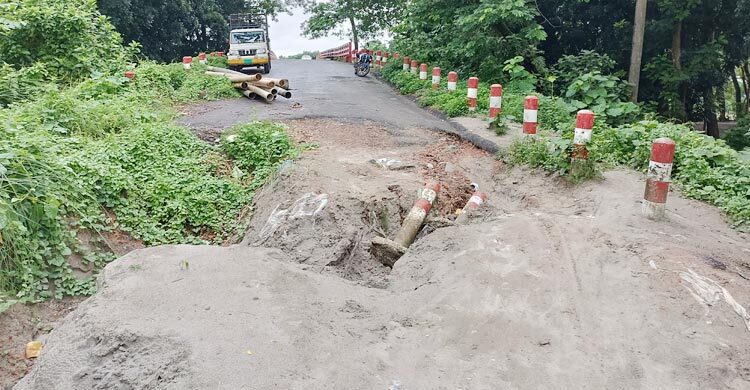 সেতু নির্মাণের ৪ বছরেও হয়নি একপাশের পাকা সড়ক