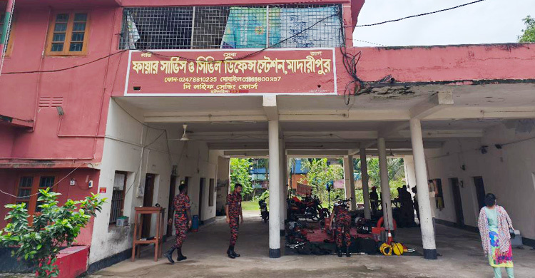 ঝুঁকিপূর্ণ ভবনে চলছে ফায়ার সার্ভিসের কার্যক্রম, আতঙ্কে কর্মীরা