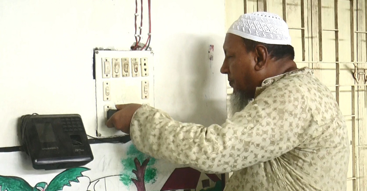 কাজে আসছে না প্রাথমিক বিদ্যালয়ে বসানো ডিজিটাল হাজিরা মেশিন