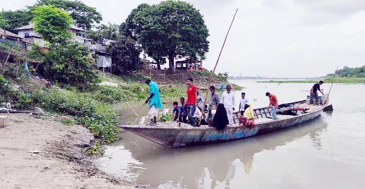 আড়িয়াল খাঁ নদে ঝুঁকি নিয়ে পারাপার, দুর্ভোগে ২০ হাজার মানুষ