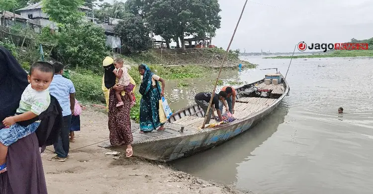 নৌকাতেই বন্দি হাজারো মানুষের জীবন