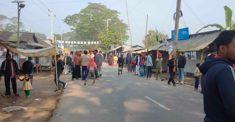 মাদারীপুরের বেশিরভাগ ভোটকেন্দ্র ছিল ফাঁকা, বাইরে ভিড়