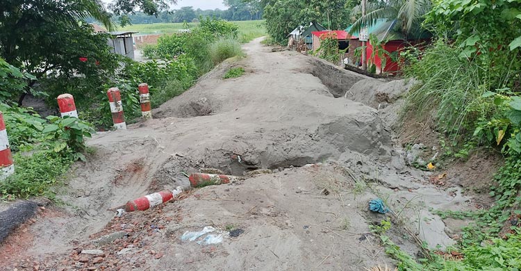 সেতু নির্মাণের ৪ বছরেও হয়নি একপাশের পাকা সড়ক