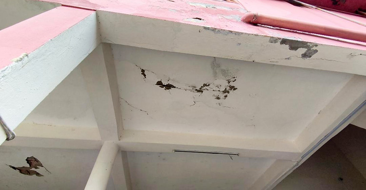 ঝুঁকিপূর্ণ ভবনে চলছে ফায়ার সার্ভিসের কার্যক্রম, আতঙ্কে কর্মীরা