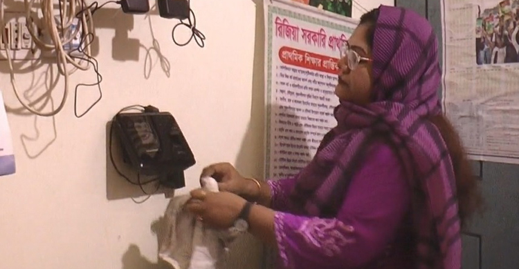 কাজে আসছে না প্রাথমিক বিদ্যালয়ে বসানো ডিজিটাল হাজিরা মেশিন