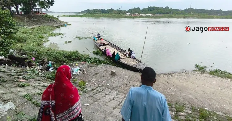 নৌকাতেই বন্দি হাজারো মানুষের জীবন