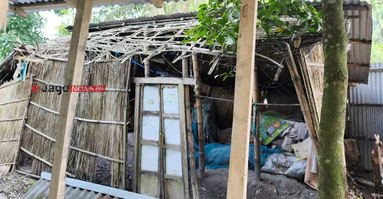 ঘরের অভাবে দিশাহারা প্রতিবন্ধী দম্পতির উদ্বাস্তু জীবন