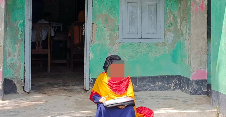 স্ত্রীর স্বীকৃতির দাবিতে মাদরাসায় নারীর অবস্থান