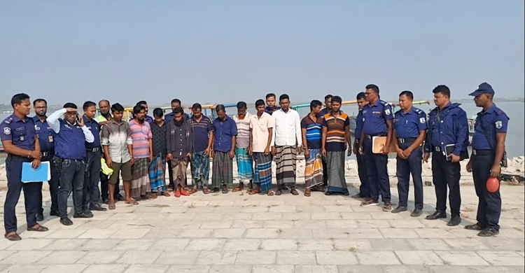 পদ্মায় অবৈধভাবে বালু উত্তোলন, ১৭ ড্রেজারসহ আটক ১১