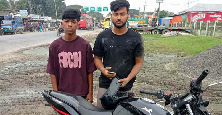 মাদারীপুরে অস্ত্রসহ নিষিদ্ধ ছাত্রলীগের দুই কর্মী আটক