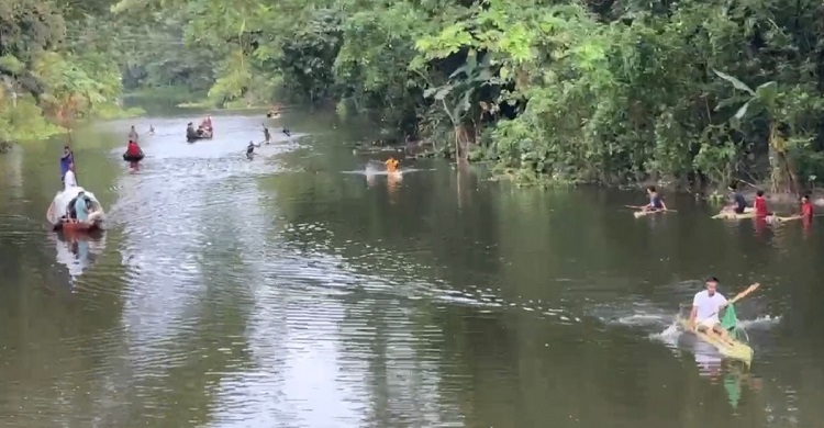 মাদারীপুরে আড়িয়াল খাঁ নদে ভেলাবাইচ, দর্শকদের উচ্ছ্বাস