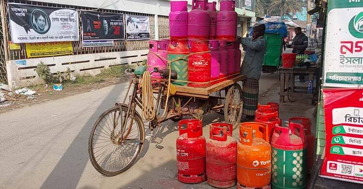মাদারীপুরে ১৩০০ টাকার সিলিন্ডার বিক্রি হচ্ছে দুই হাজারে