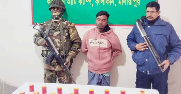 মাদারীপুরে ২৩ ককটেলসহ যুবক আটক