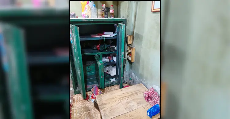 পাহারাদারকে জিম্মি করে ৬ সোনার দোকানে ডাকাতি