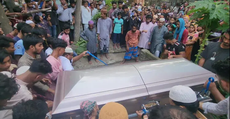 দাদা-দাদির কবরের পাশে শায়িত হলেন যুক্তরাষ্ট্রে নিহত শিক্ষার্থী বৃষ্টি