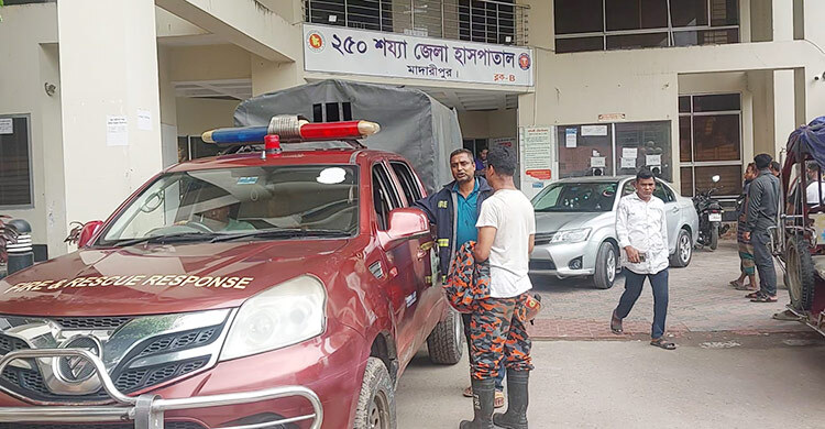 হাসপাতালের লিফটে আটকা পড়েন ১০ জন, দুই ঘণ্টার পর উদ্ধার