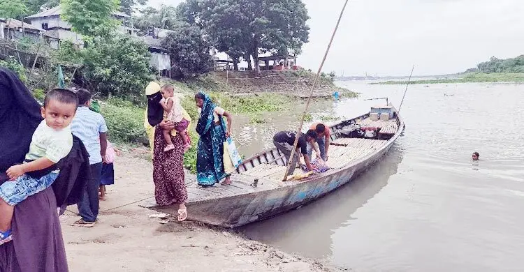 আড়িয়াল খাঁ নদে ঝুঁকি নিয়ে পারাপার, দুর্ভোগে ২০ হাজার মানুষ