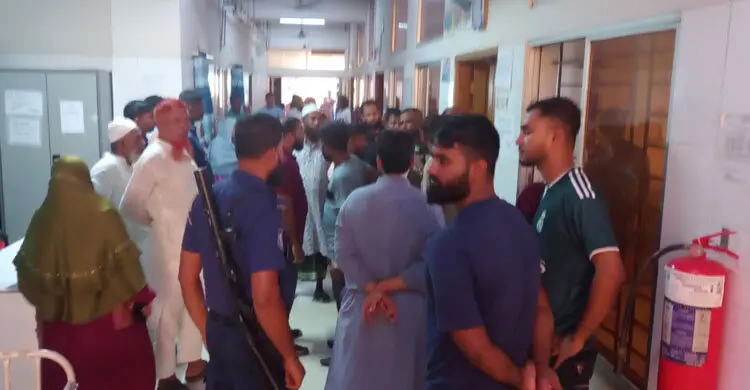 মাদারীপুরে হাসপাতালে ঢুকে যুবককে কুপিয়ে জখম