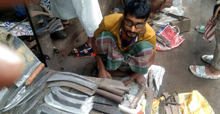 টুং-টাং শব্দে মুখর কামারপাড়া