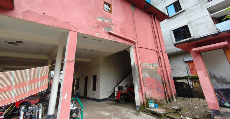 ঝুঁকিপূর্ণ ভবনে চলছে ফায়ার সার্ভিসের কার্যক্রম, আতঙ্কে কর্মীরা