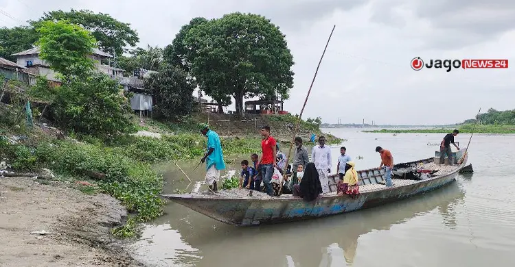 নৌকাতেই বন্দি হাজারো মানুষের জীবন