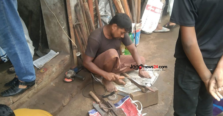 টুং-টাং শব্দে মুখর কামারপাড়া