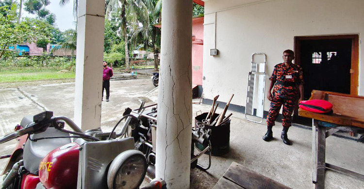 ঝুঁকিপূর্ণ ভবনে চলছে ফায়ার সার্ভিসের কার্যক্রম, আতঙ্কে কর্মীরা