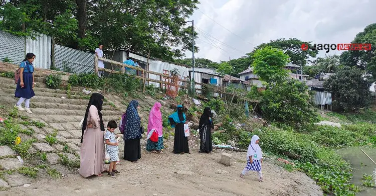 নৌকাতেই বন্দি হাজারো মানুষের জীবন