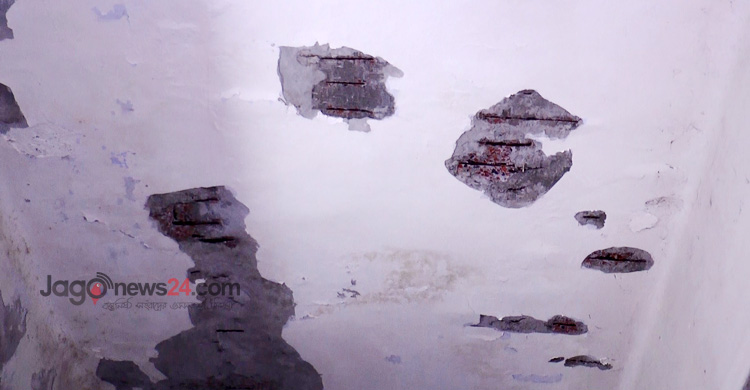 ভবনের অবস্থা বেহাল, কমেছে পাঠক