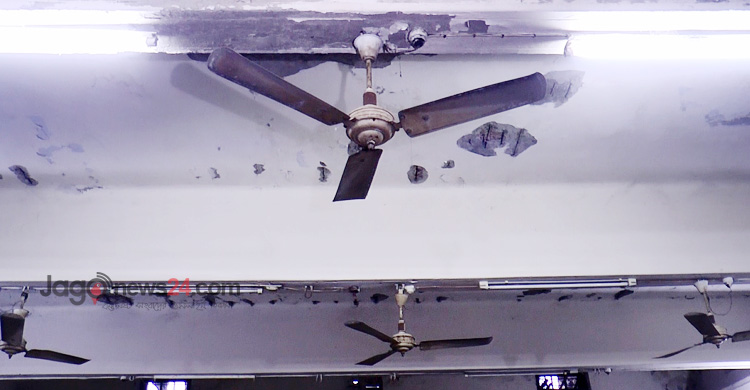 ভবনের অবস্থা বেহাল, কমেছে পাঠক