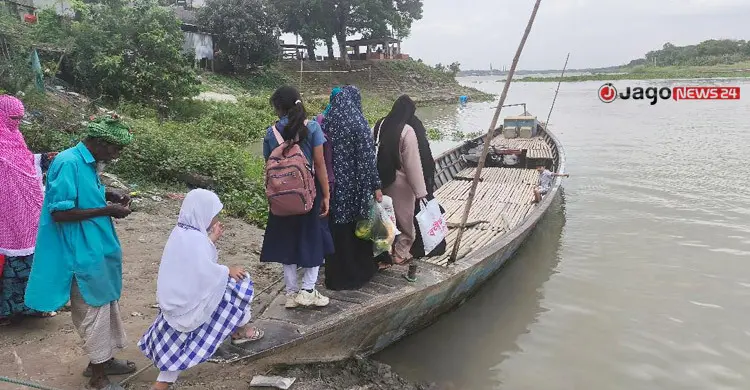 নৌকাতেই বন্দি হাজারো মানুষের জীবন