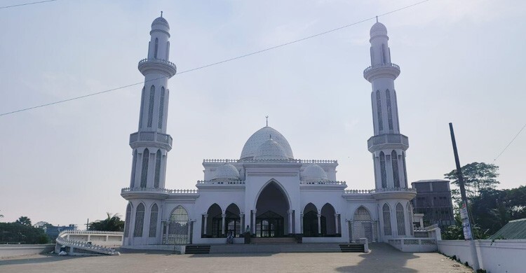 শিবচরের দৃষ্টিনন্দন মসজিদ দেখতে দর্শনার্থীদের ভিড়