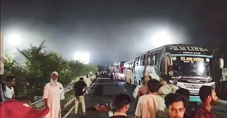 মনোনয়ন না পাওয়ায় এক্সপ্রেসওয়েতে টায়ার জ্বালিয়ে অবরোধ