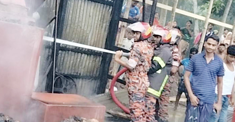 মাদারীপুরে মুড়ি কারখানায় আগুন