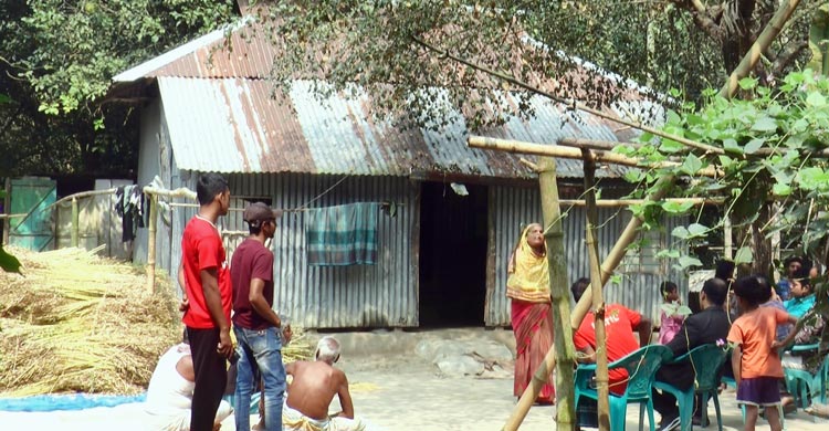 ভালোবাসা দিবসে বিয়ের দাবিতে প্রেমিকের বাড়িতে অনশনে তরুণী