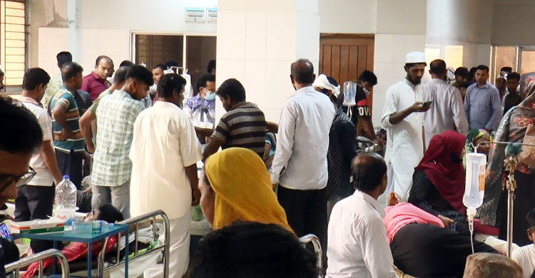 পিকনিকের বাসে সামনে বসা নিয়ে সংঘর্ষ, আহত ৩০