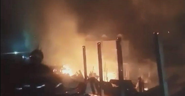 মাদারীপুরে অগ্নিকাণ্ডে ৭ দোকান পুড়ে ছাই