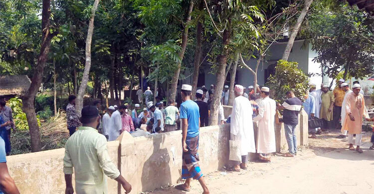 কারখানায় ব্যবসায়ী, ক্ষেতে কৃষকের মৃত্যু