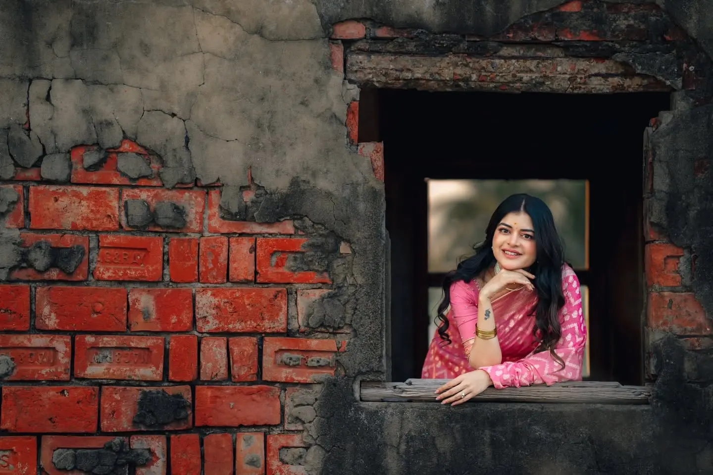 গোলাপি শাড়ি আর স্নিগ্ধ সাজে মায়াবী মধুমিতা